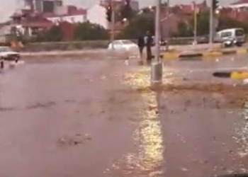 Uşak'ta sağanak, yolları su altında bıraktı