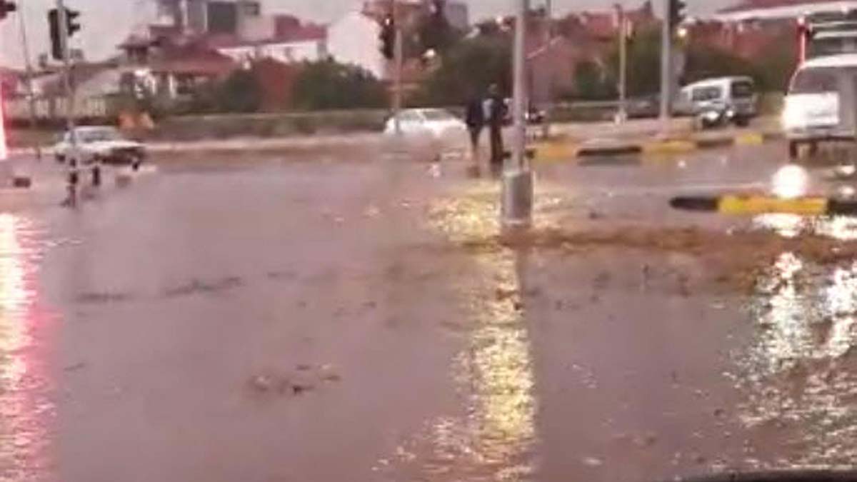 Uşak'ta sağanak, yolları su altında bıraktı