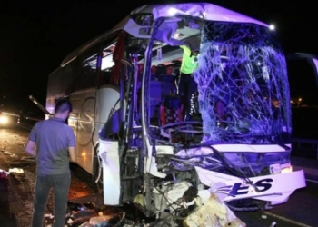 Uşak'ta yolcu otobüsü TIR'a çarptı; 1 ölü, 43 yaralı