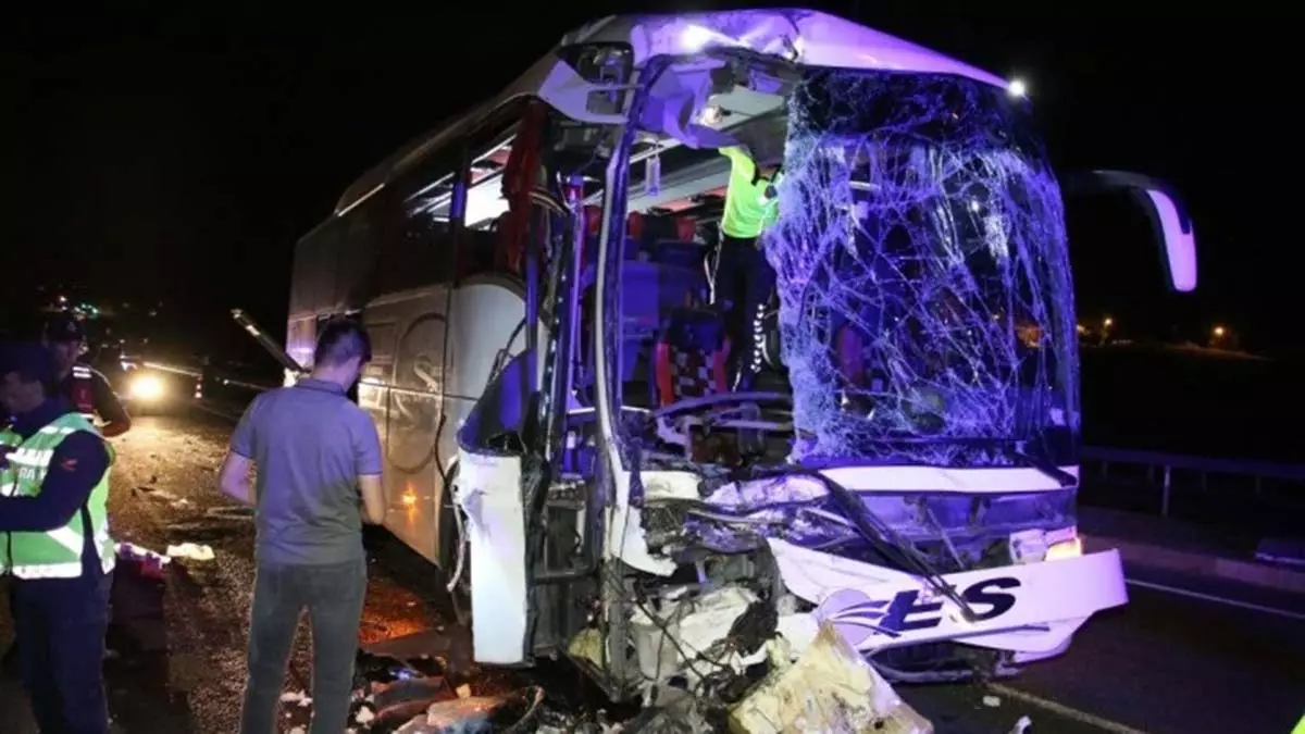 Uşak'ta yolcu otobüsü tir'a çarptı; 1 ölü, 43 yaralı