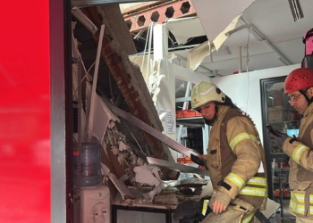 Üsküdar'da binanın 2'inci kat zemini çöktü; 1 yaralı