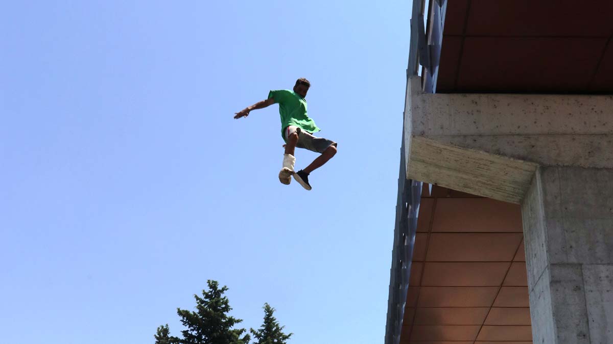 Üst geçitten atlayan Coşkun, polisten özür diledi