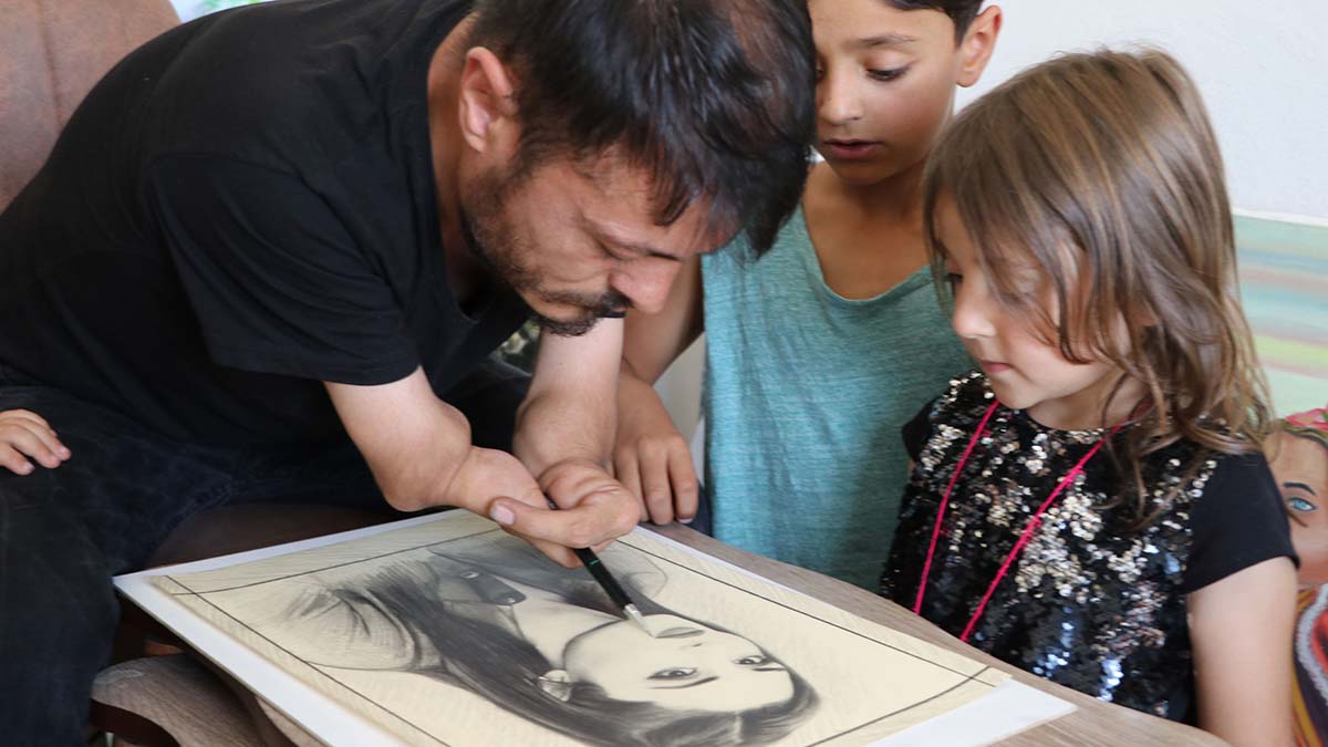 Vedat Kiyat, resimleriyle engelleri aştı