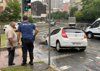 Yağmurda yol çöktü otomobil çukura düştü
