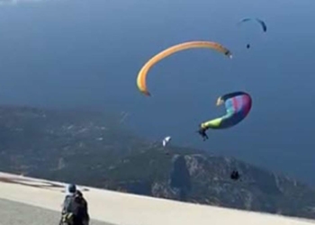 Yamaç paraşütü pilotları havada çarpıştı