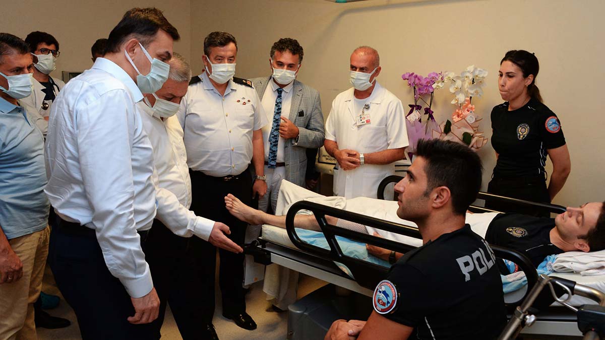 Yazıcı, bacağından vurulan 2 polisi ziyaret etti