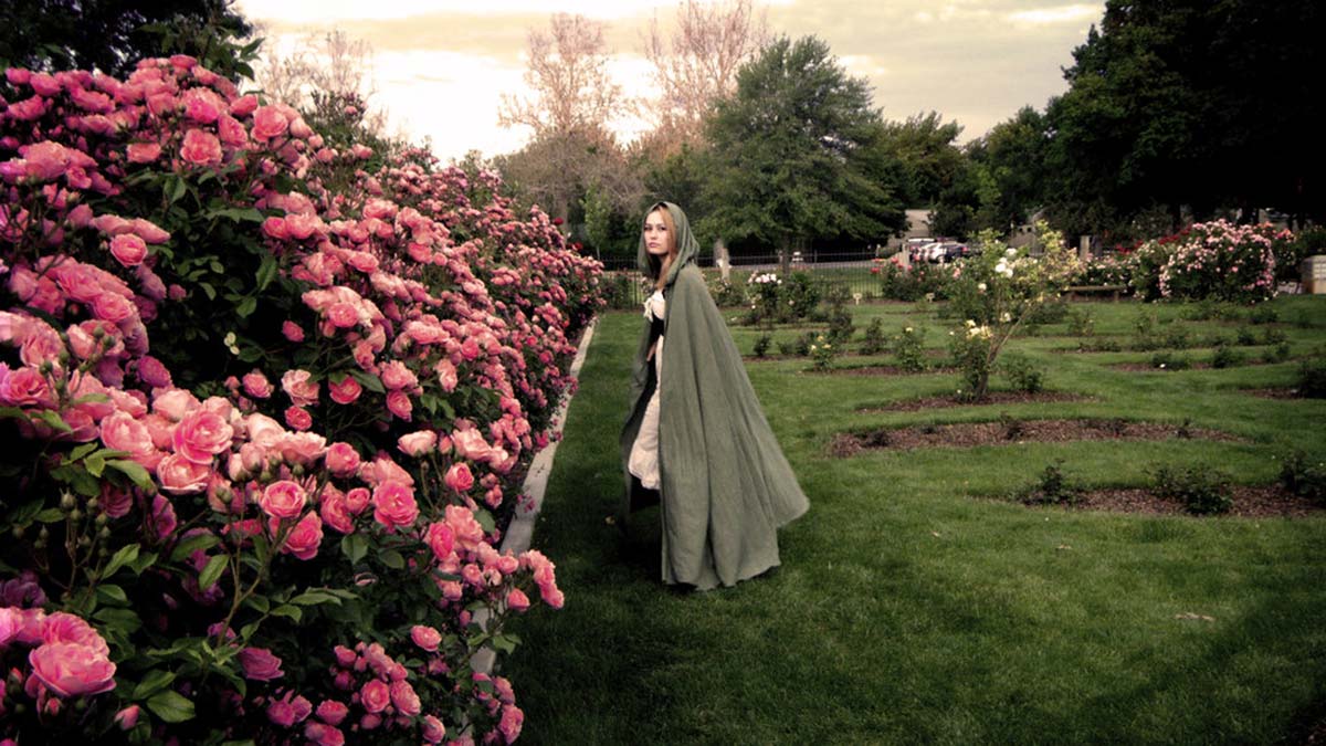 Yığınla gül ektim kalbimden toprağına..