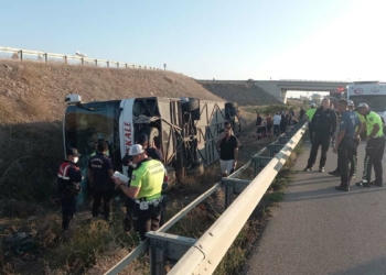 Yolcu otobüsü şarampole devrildi: