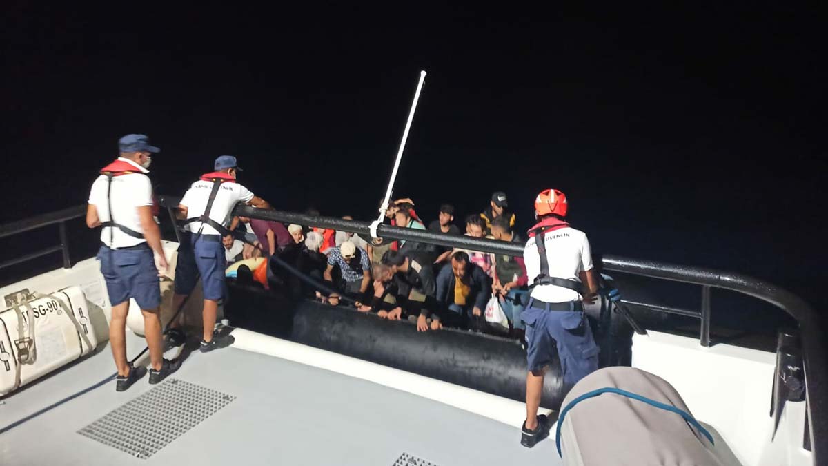 Yunanistan'ın geri ittiği 61 kaçak göçmen kurtarıldı