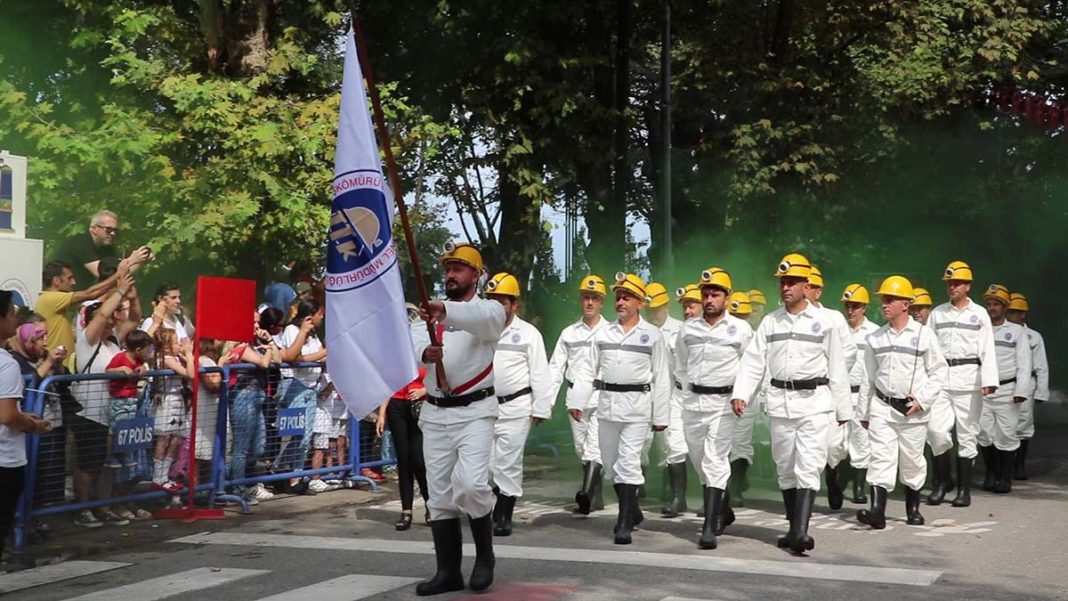 Zonguldak'ta madencilerden 30 Ağustos yürüyüşü
