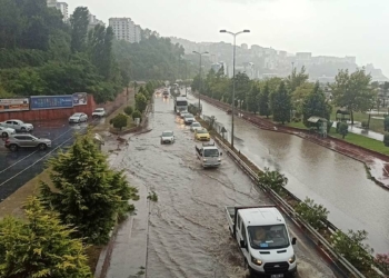 Zonguldak'ta sağanak; sahil yolunu su bastı