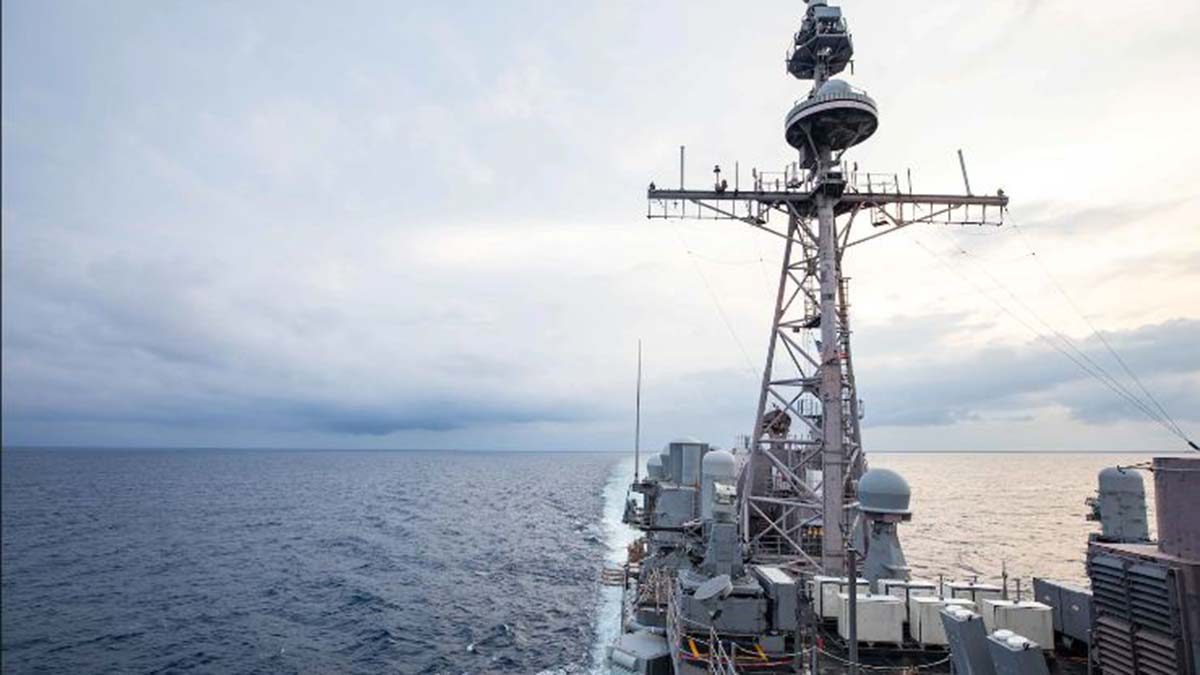 Savaş gemileri Tayvan Boğazı'ndan geçti