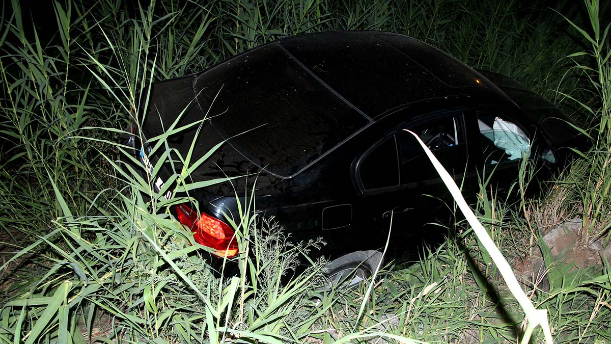 Adana'da otomobil şarampole devrildi