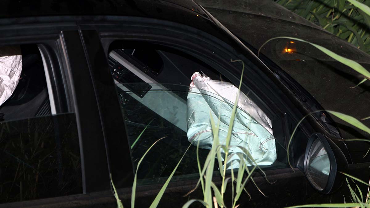 Adana'da otomobil şarampole devrildi