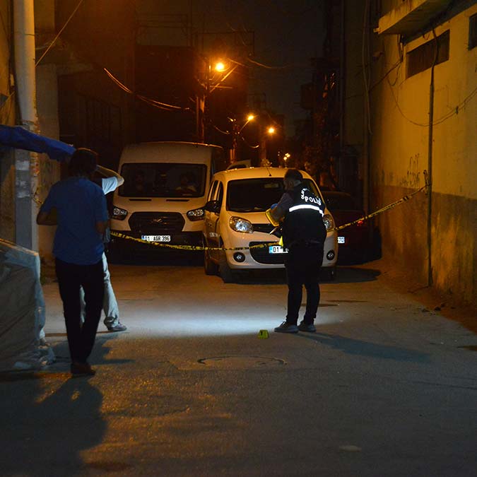 Adana'da polis ekibine silahlı saldırı