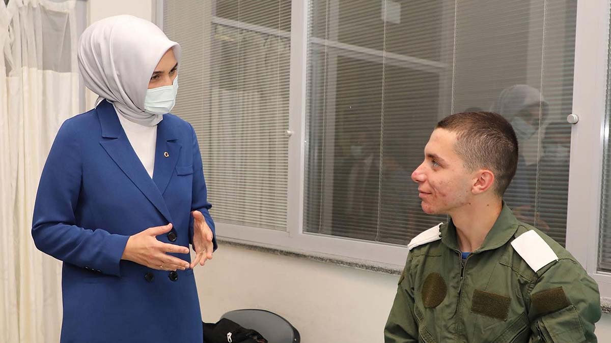 Afyonkarahisar'da eğitim uçağı kırım geçirdi, uçakta bulunan ve yaralanan 2 kişi hastaneye kaldırıldı.