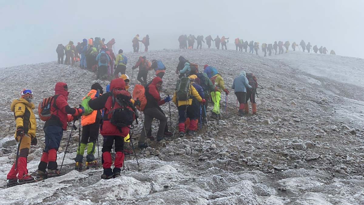 Dünyanın dört bir yanından gelerek 'Türkiye'nin çatısı' olarak nitelendirilen Ağrı Dağı'na tırmanan 450 dağcı aynı günde zirve yapma mutluluğu yaşadı.
