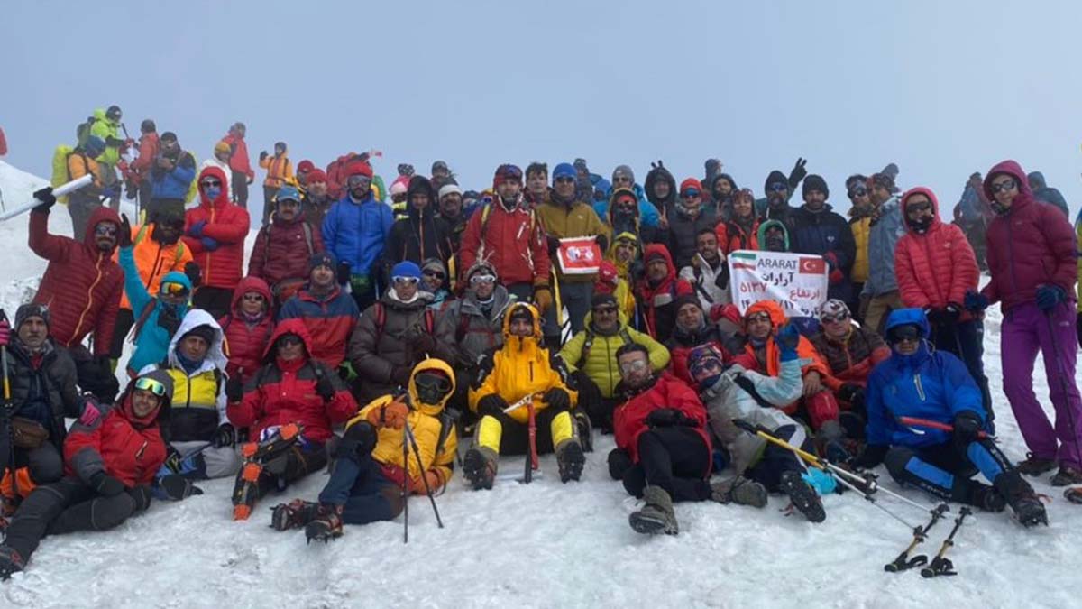 Ağrı Dağı'na tırmanan 450 dağcı aynı günde zirve yaptı