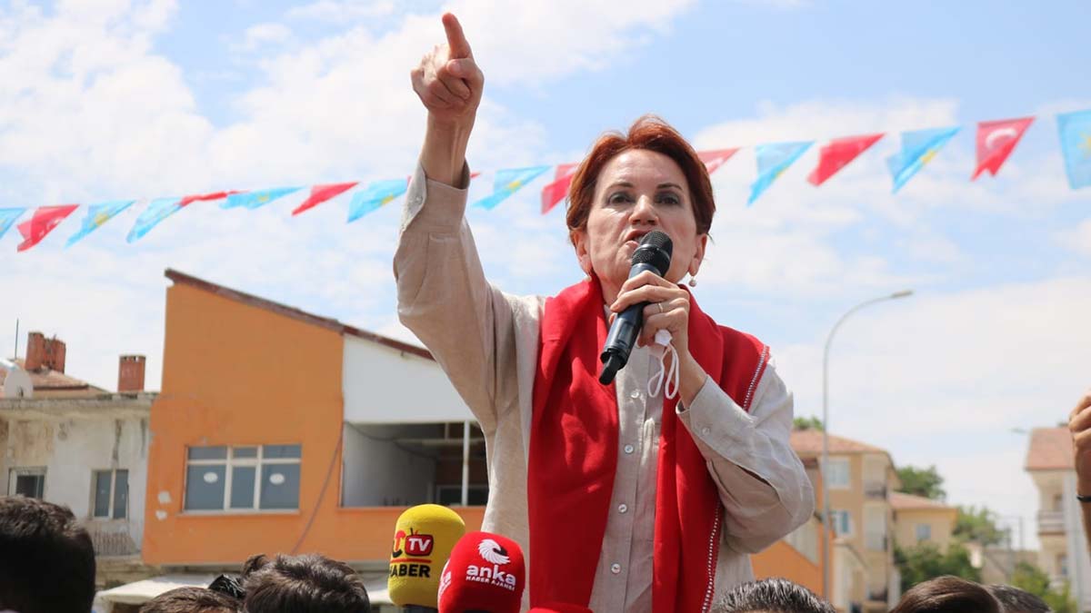 Siyasetçinin görevi çözüm üretmektir