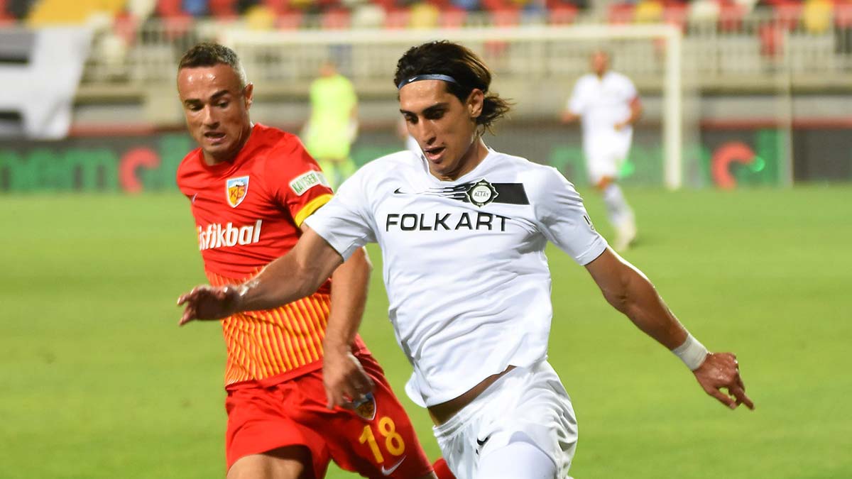 Altay Mohammad Naderi'nin peşinde