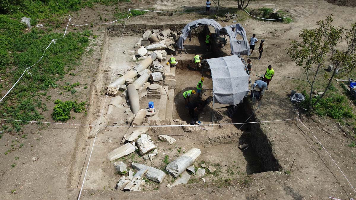 Bartın Amasra'da anıtsal yapı olduğu düşünülen mimari yapının olduğu 2 dönümlük arazide kurtarma kazısı başladı.