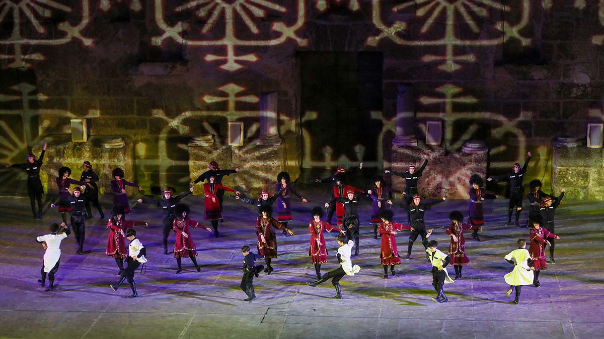 Antalya'daki Antik Aspendos Tiyatrosu'nda sahneye çıkan 'Anadolu Ateşi'ne, yaşları 4 ile 15 arasında değişen 70 kişilik Gürcistanlı dans topluluğu eşlik etti.