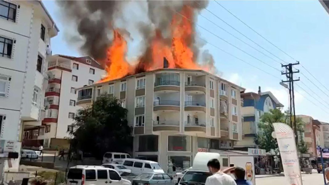Ankara'da bina çatısı alev alev yandı