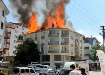 Ankara'da bina çatısı alev alev yandı