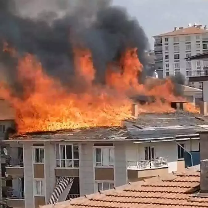 Ankara'da bina çatısı alev alev yandı