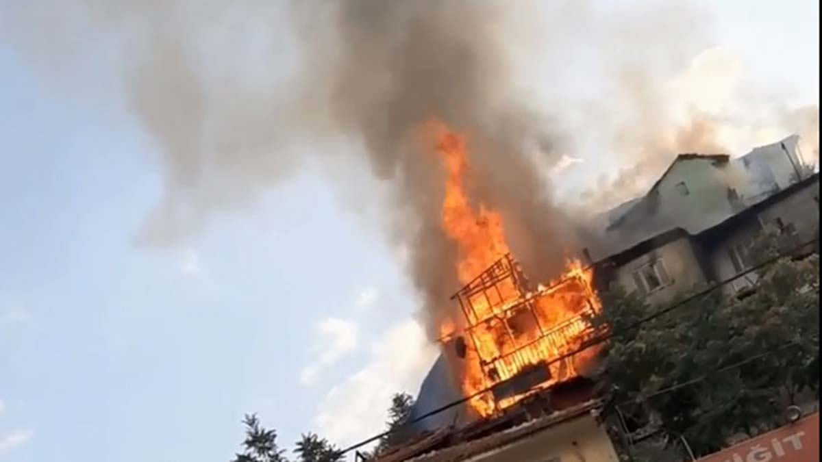 Ahşap gecekondu yangında küle döndü