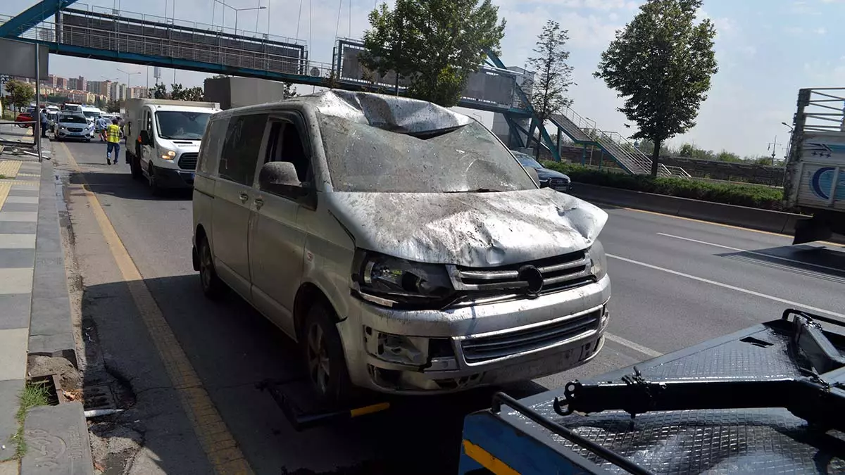 Ankara'da hafif ticari araç, durağa çarptı: 3 yaralı