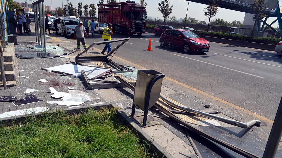 Ankara'da hafif ticari araç otobüs durağına çarptı
