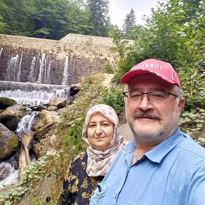 Ankara'da hafif ticari araç otobüs durağına çarptı. Sürücüsünün kontrolünden çıkan hafif ticari araç, durakta bekleyen 3 kişiyi yaraladı.