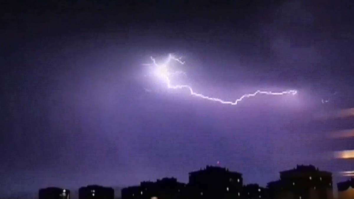 Ankara'da şimşekler görsel şölen oluşturdu