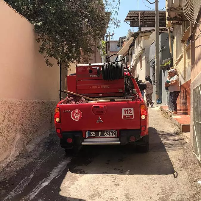 Annesi ve kız kardeşini içeri kilitledi, evi ateşe verdi