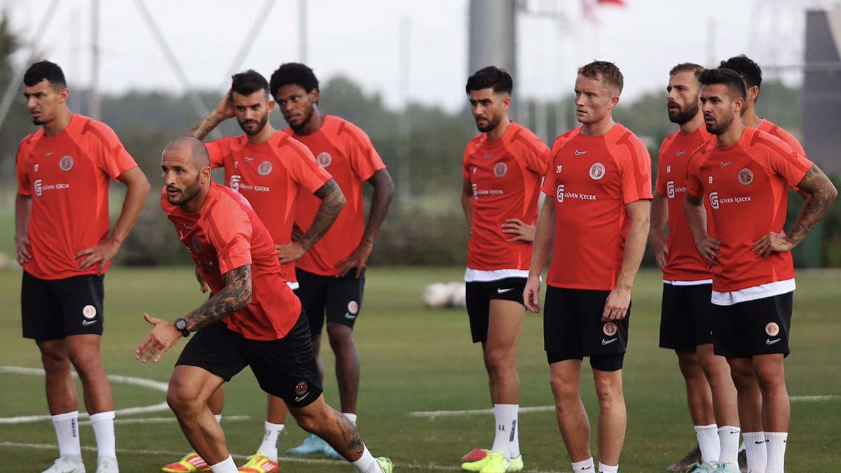 Spor Toto Süper Lig'in 4'üncü haftasında Fraport TAV Antalyaspor'da 3 oyuncu, deplasmanda oynanacak Gaziantep FK maçında forma giyemeyecek. Kırmızı beyazlı ekip, zorlu maçı kazanarak çıkışını sürdürmek istiyor.