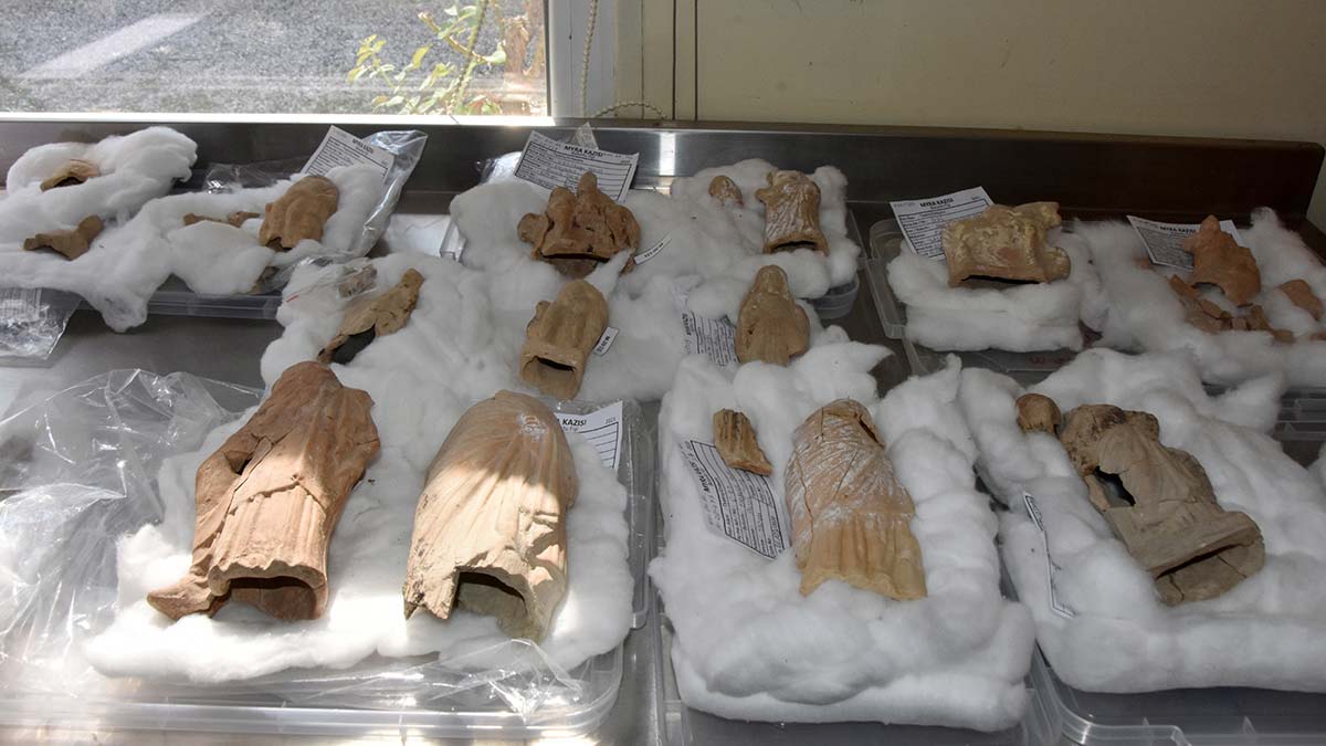 Heykel parçacıkları yapboz gibi birleştiriliyor