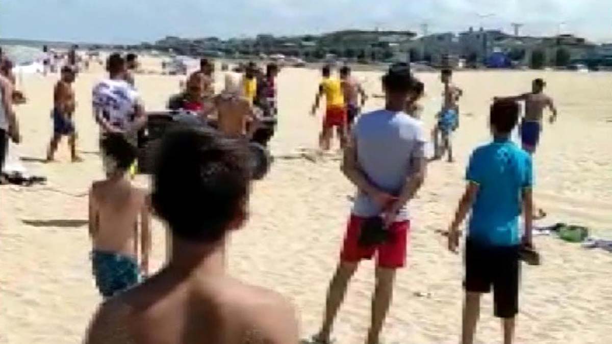 Denize girenler cankurtaranlarla kavga etti