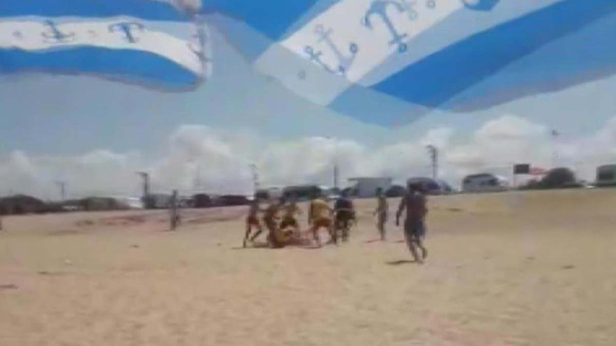 Denize girenler cankurtaranlarla kavga etti