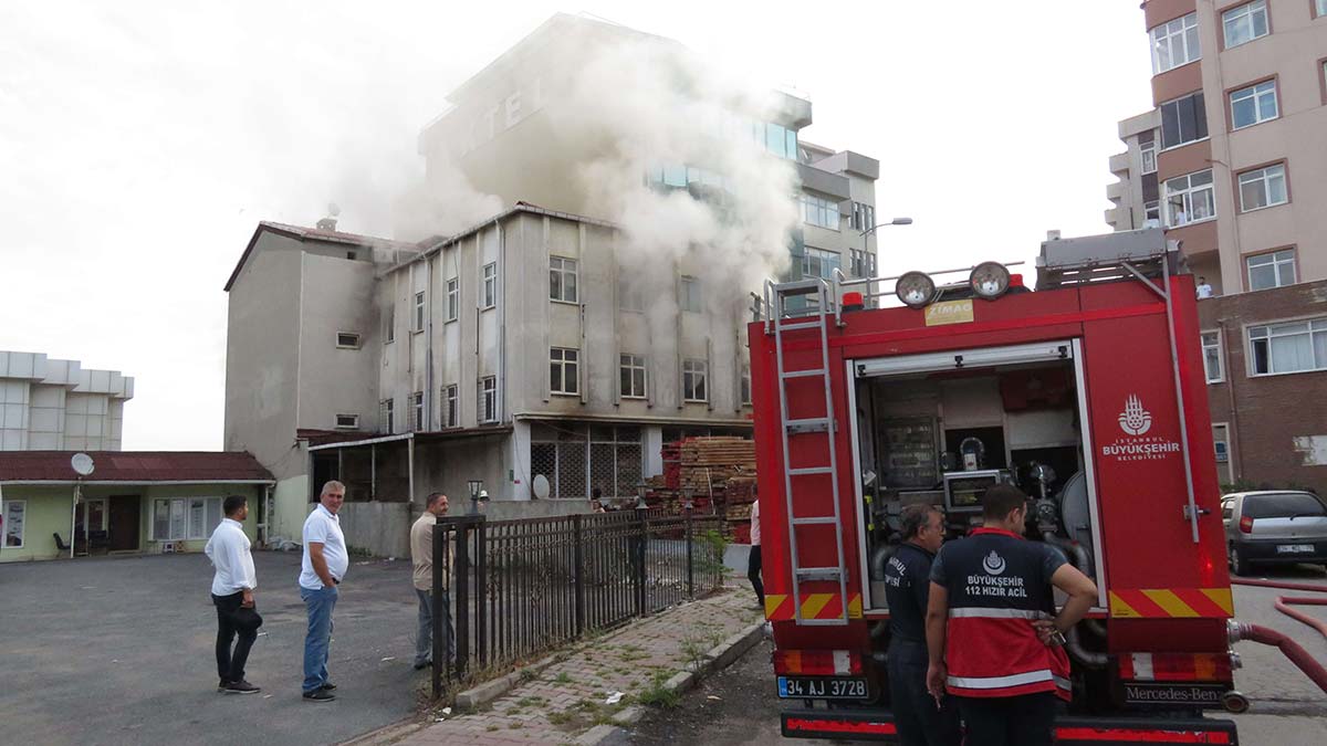 Ataşehir'de koltuk imalathanesinde yangın