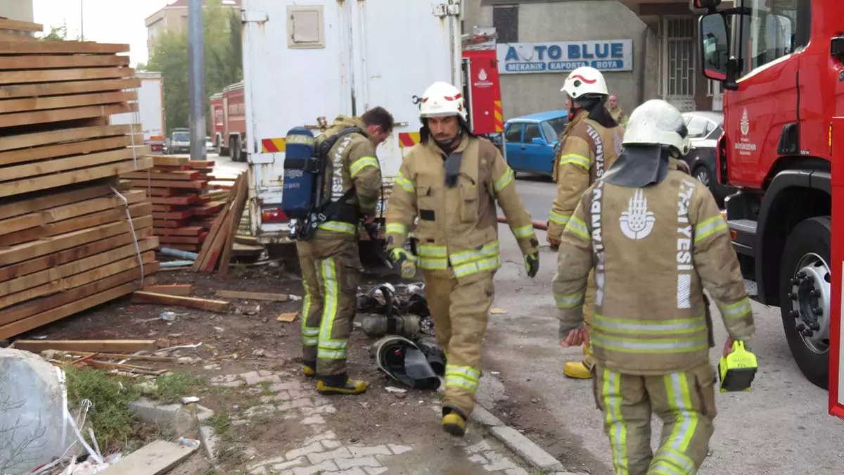 Ataşehir'de koltuk imalathanesinde yangın