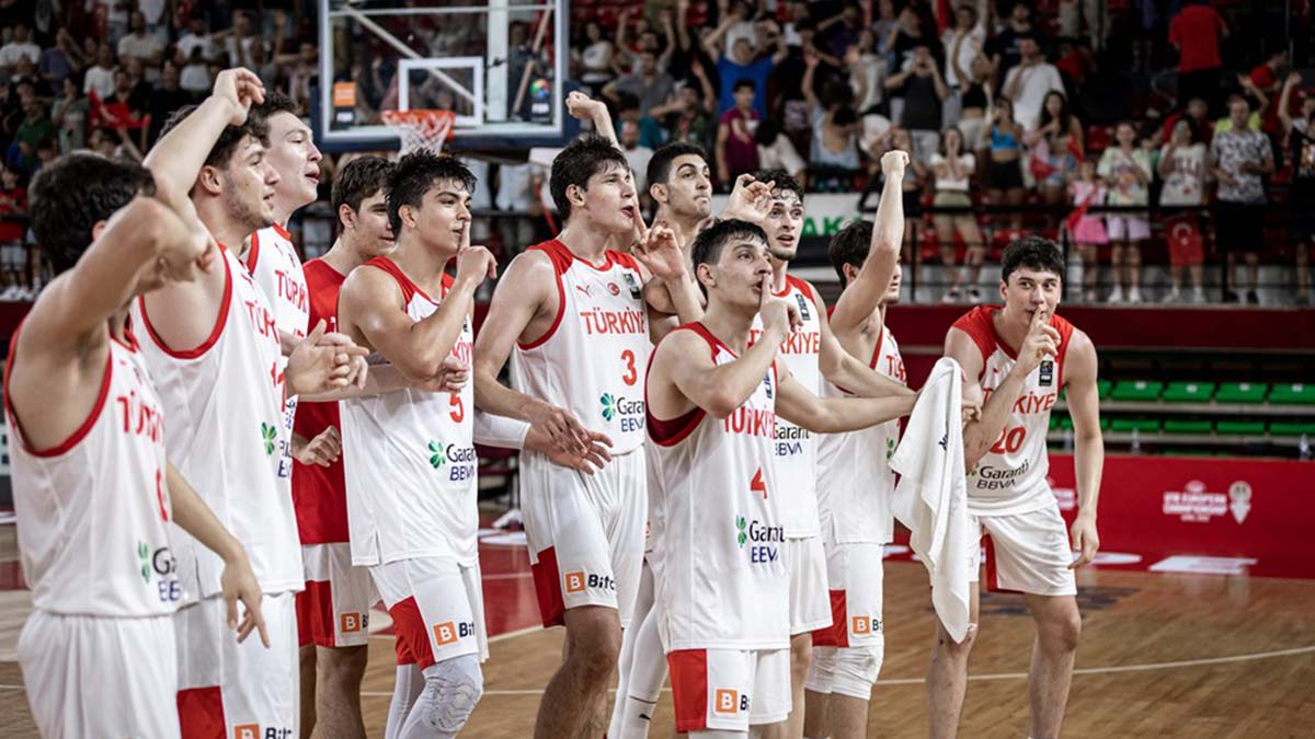 İzmir'in ev sahipliğinde düzenlenen fiba u18 avrupa basketbol şampiyonası'nda son 16 turunda büyük britanya'yı, çeyrek finalde de çok çekişmeli geçen maçta litvanya'yı elemeyi başaran türkiye slovenya'yla final için rakip olacak.