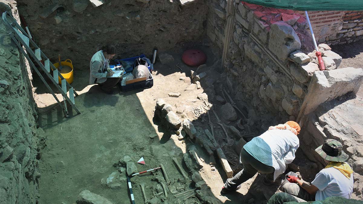 Ayasuluk Tepesi'nde 6 insan iskeleti bulundu