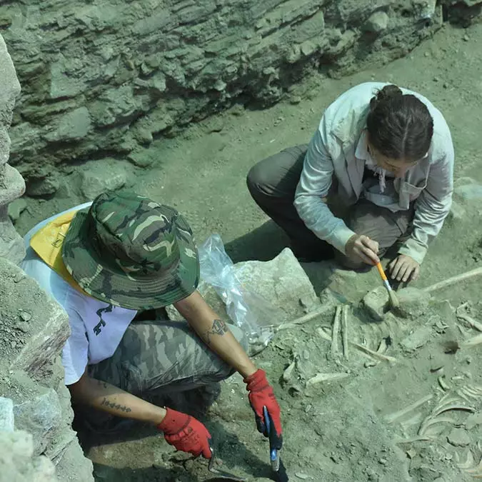 İzmir'in selçuk ilçesi ayasuluk tepesi'ndeki saint jean kilisesi kazılarında 6 insan iskeleti daha bulundu.