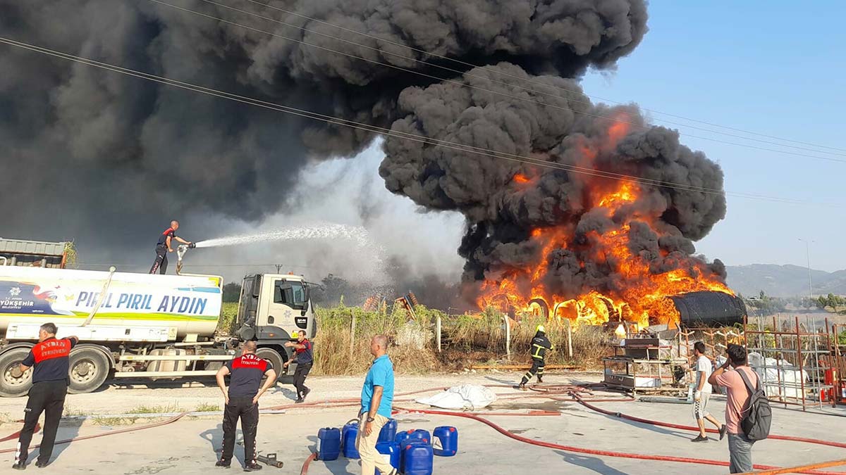 Sanayide yangın; 2 ton plastik boru kül oldu