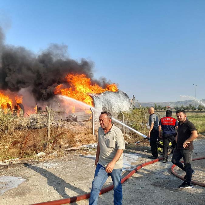 Sanayide yangın; 2 ton plastik boru kül oldu