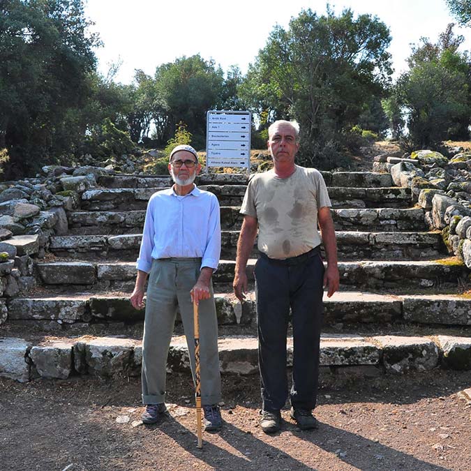 Baba-oğul Aigai Antik Kenti'ni koruyor