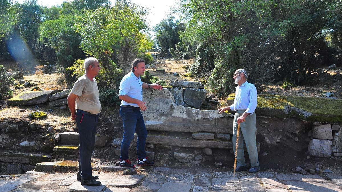 Baba-oğul Aigai Antik Kenti'ni koruyor