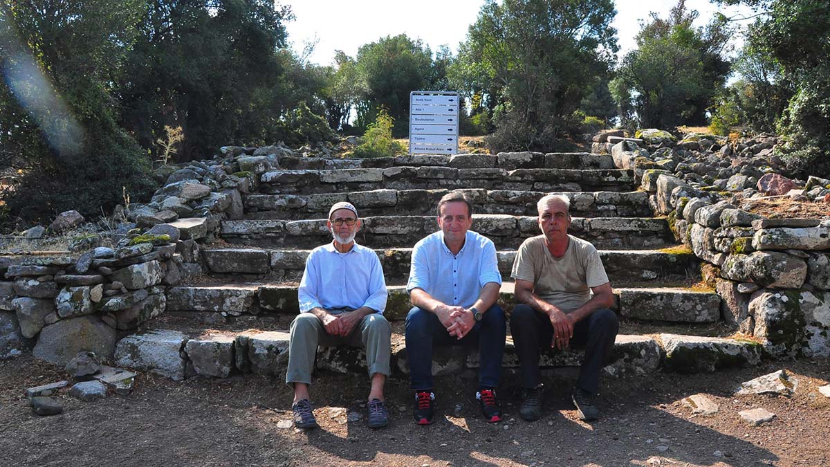 Manisa'da, 2 bin 700 yıllık tarihi geçmişe sahip Aigai Antik Kenti'nde 28 yıl bekçilik yapıp, emekliye ayrılan Ahmet Altanay'ın (78) görevini devrettiği oğlu Yusuf Altanay (53) da 26 senedir definecilere karşı nöbet tutuyor.