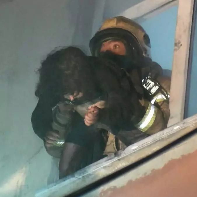 Bağcılar'da çıkan yangında, binanın üst katlarını duman kaplarken bazı kişiler mahsur kaldı. Binada mahsur kalan 5'i çocuk 11 kişiyi itfaiye kurtardı.
